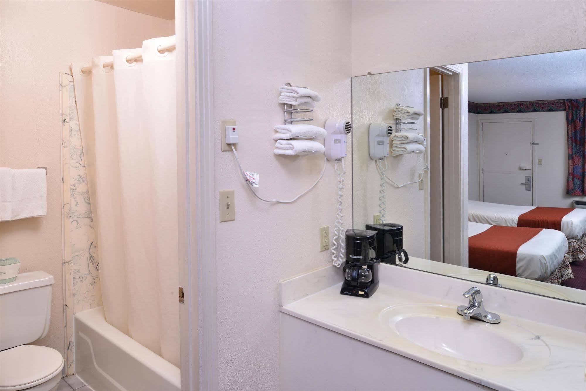 Americas Best Value Inn Wildersville Esterno foto