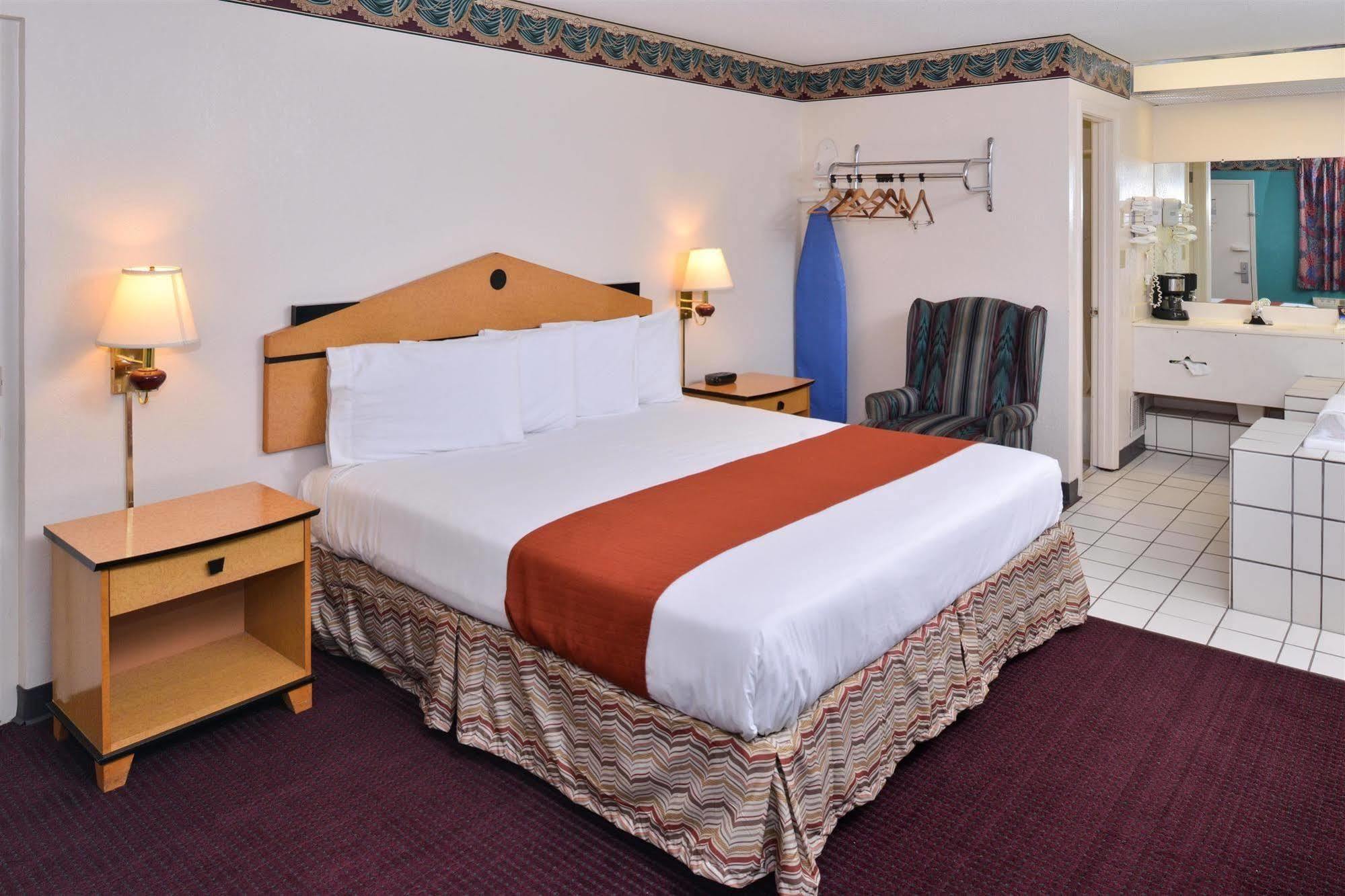 Americas Best Value Inn Wildersville Esterno foto