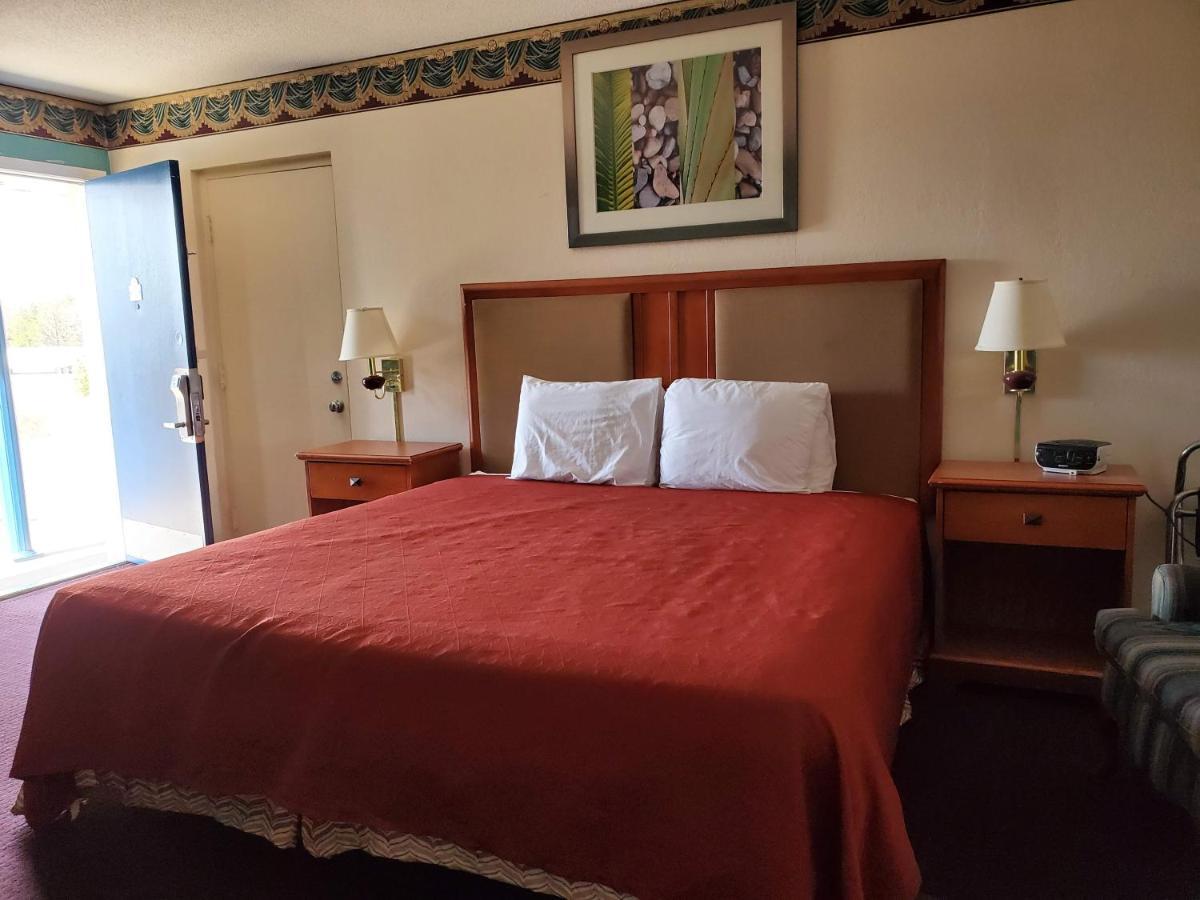 Americas Best Value Inn Wildersville Esterno foto