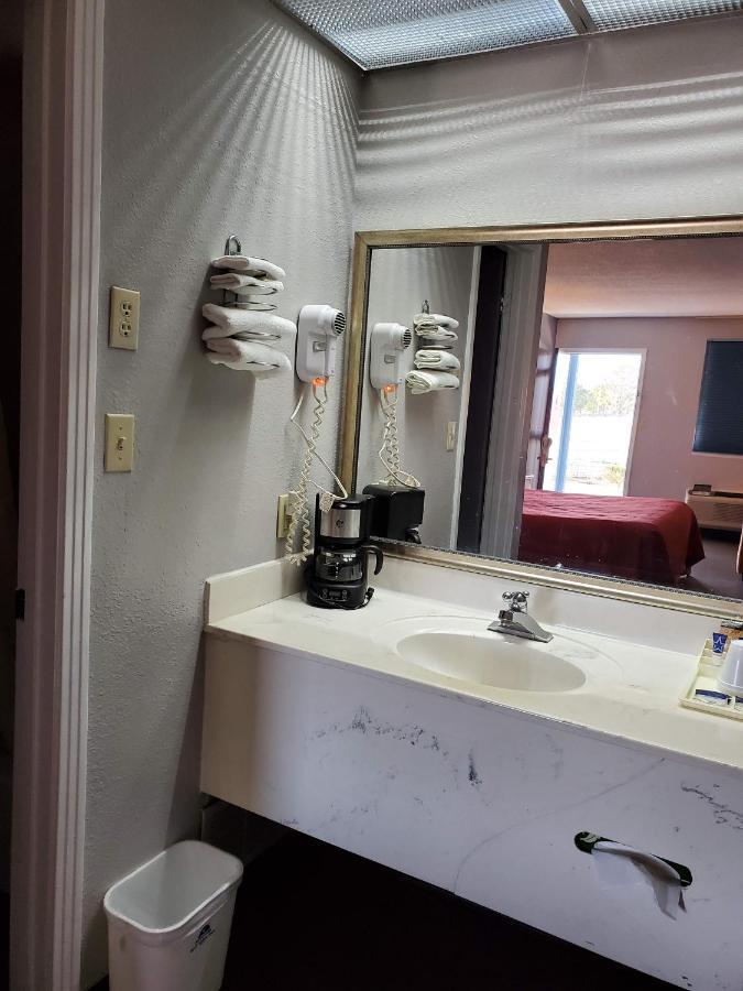 Americas Best Value Inn Wildersville Esterno foto