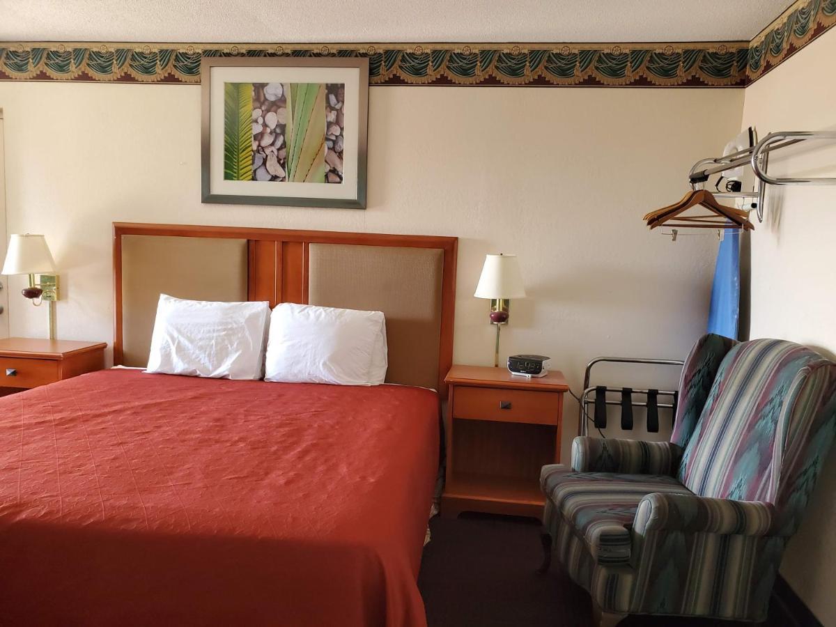 Americas Best Value Inn Wildersville Esterno foto